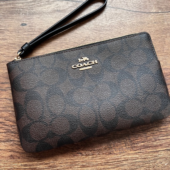 NEW‼️ COACH Large Corner Zip Wristlet In Signature Canvas NEW WITH TAGS - Picture 13 of 16